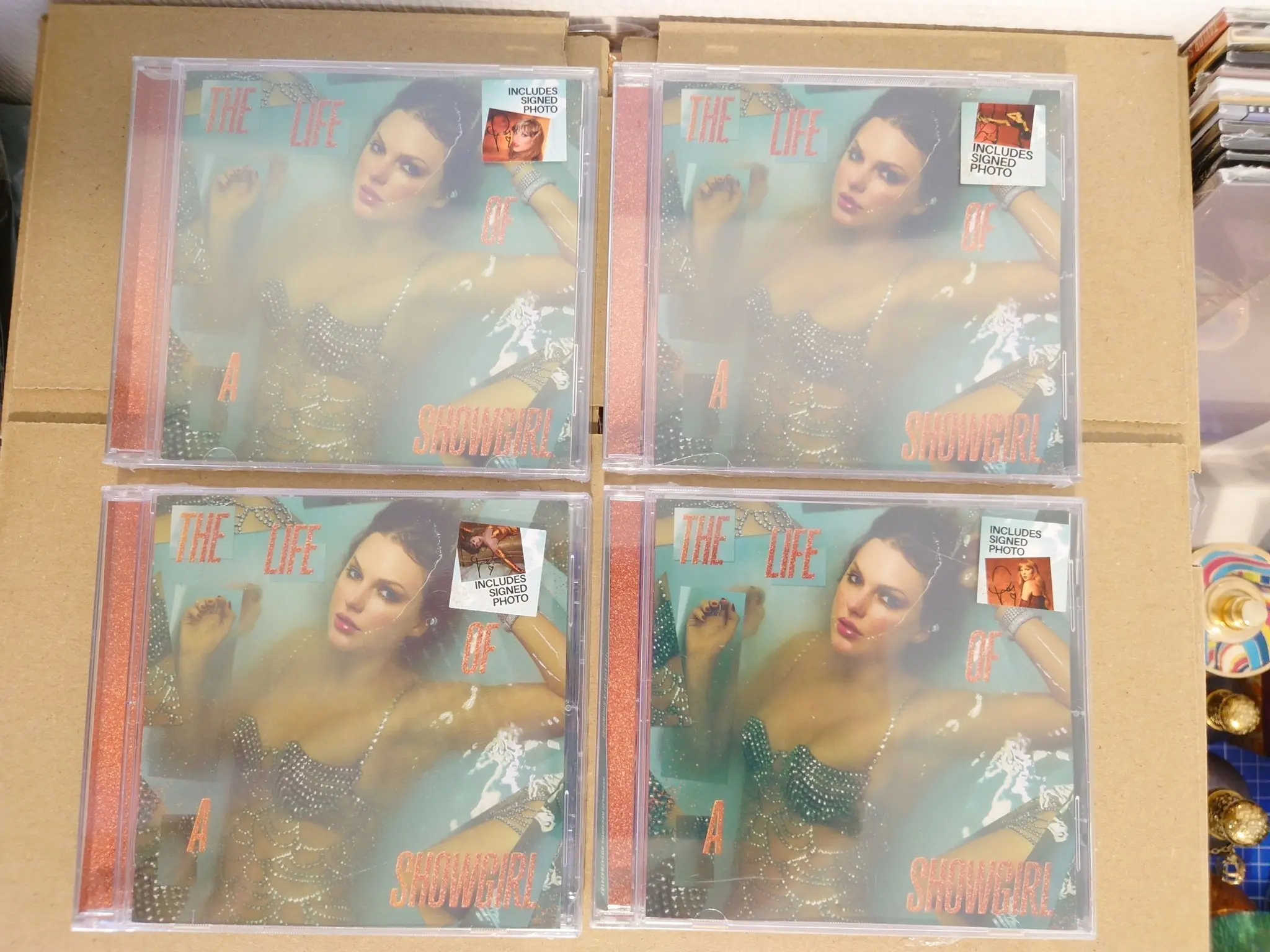 Taylor Swift - 4x signerad CD - The Life of a Showgirl #4 vinylskiva till salu